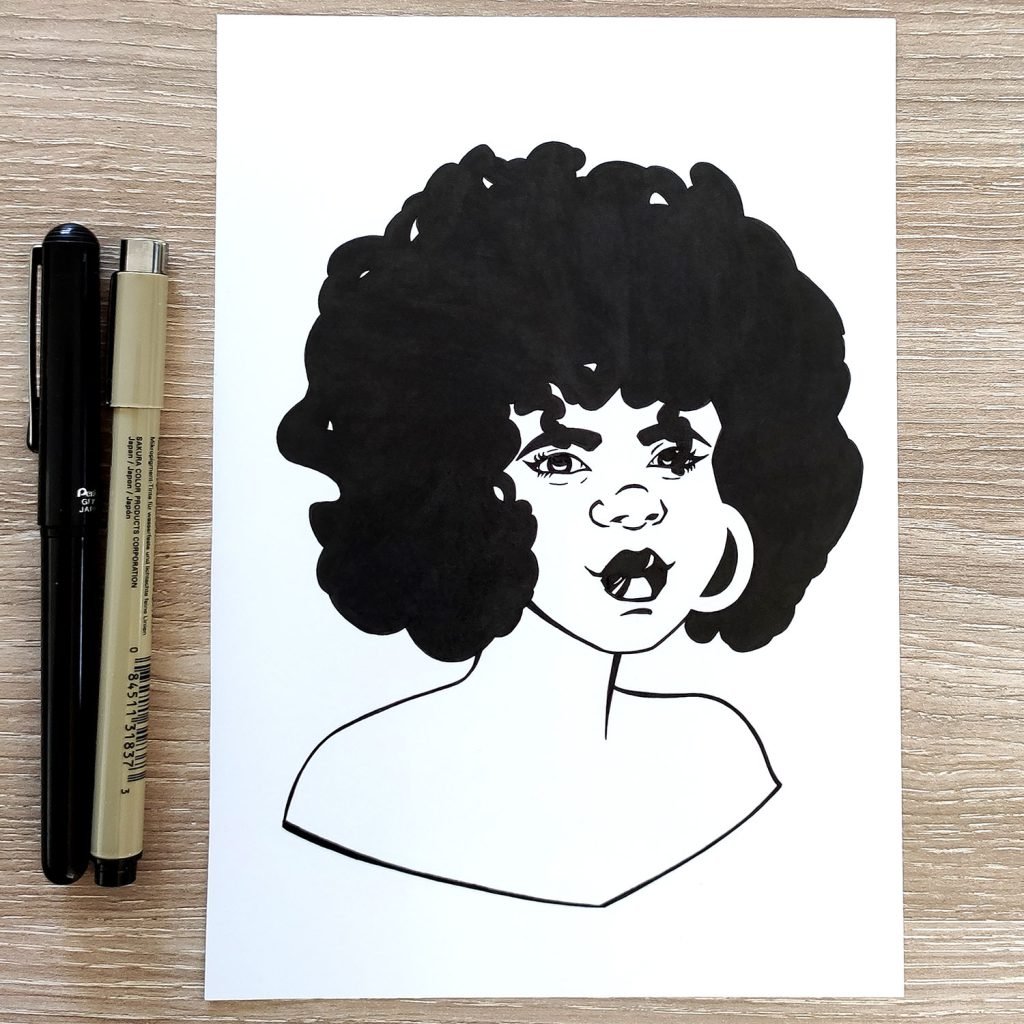 dessin en noir et blanc à l'encre d'un portrait d'une femme aux cheveux crépus