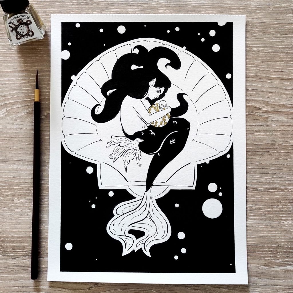 dessin en noir et blanc à l'encre noire et or d'une sirène qui câline sont œuf son bébé