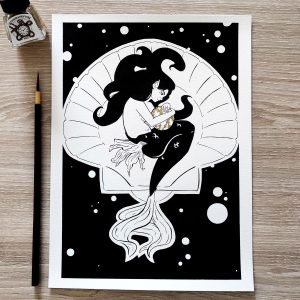 dessin en noir et blanc à l'encre noire et or d'une sirène qui câline sont œuf son bébé